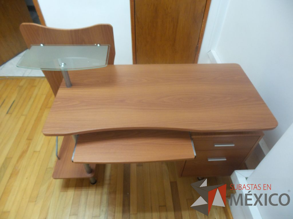 Lote 062 - 3 Escritorios de madera con base corrediza para teclado y archivero vertical de dos cajones