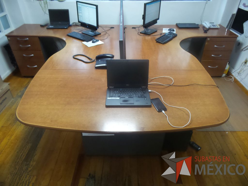Lote 074 - Estación de trabajo de madera para 3 personas con 3 archiveros verticales de dos cajones - Imagen 2