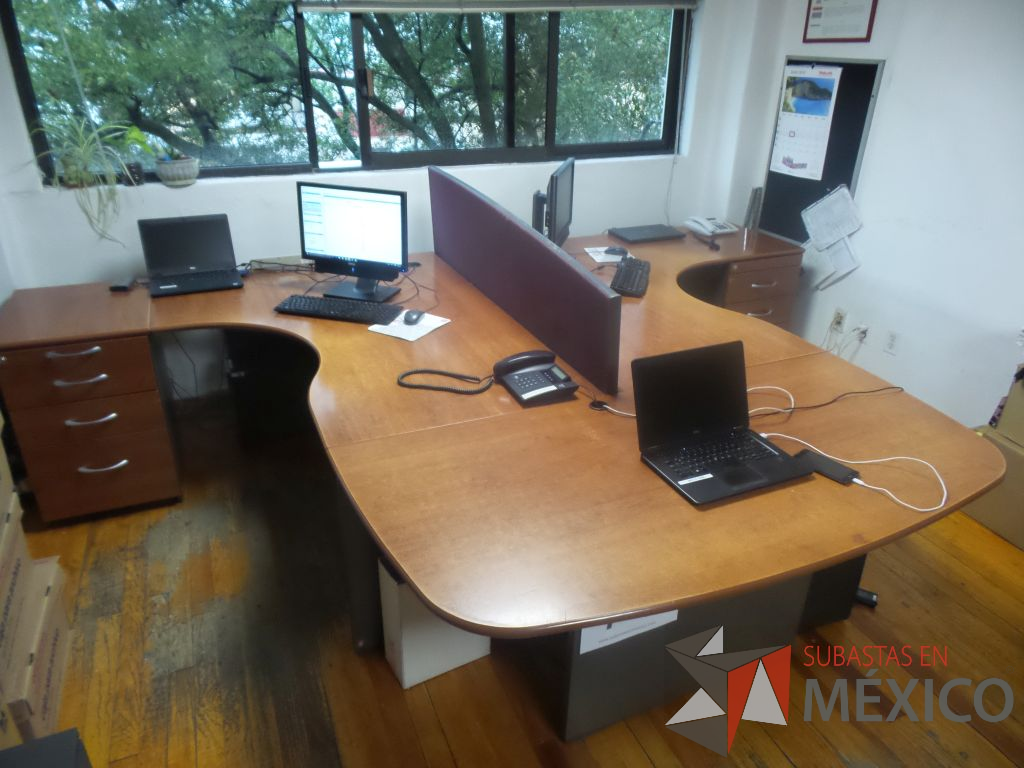 Lote 074 - Estación de trabajo de madera para 3 personas con 3 archiveros verticales de dos cajones - Imagen 3
