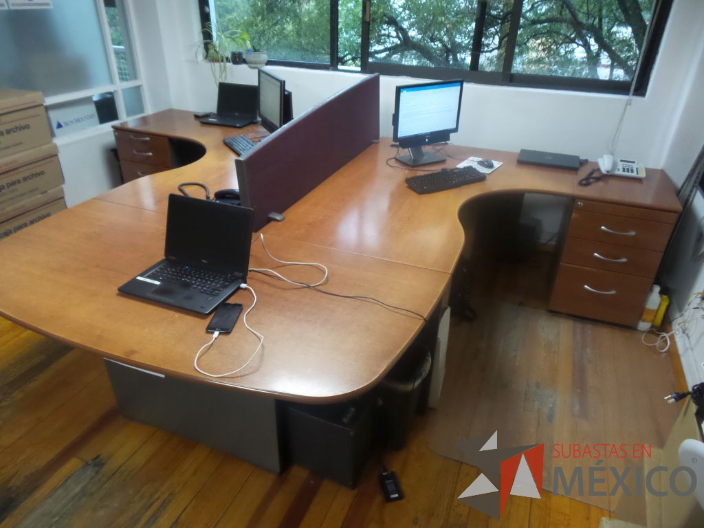 Lote 074 - Estación de trabajo de madera para 3 personas con 3 archiveros verticales de dos cajones - Imagen 4