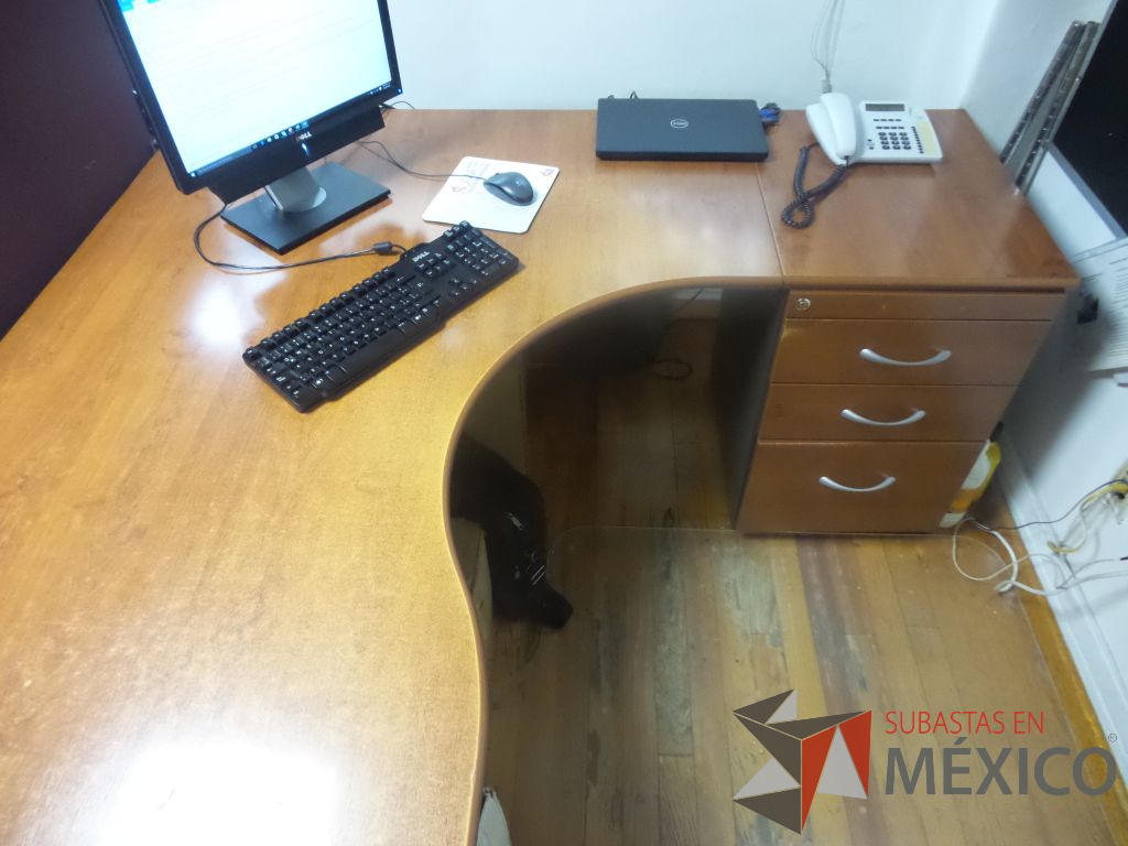 Lote 074 - Estación de trabajo de madera para 3 personas con 3 archiveros verticales de dos cajones - Imagen 5