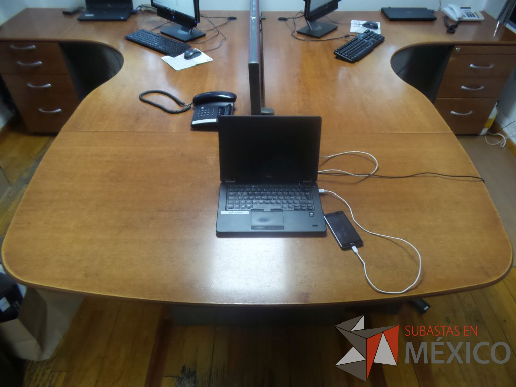 Lote 074 - Estación de trabajo de madera para 3 personas con 3 archiveros verticales de dos cajones