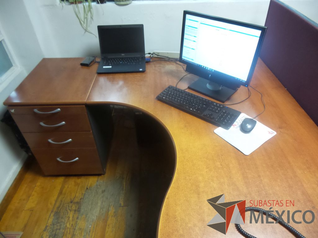 Lote 074 - Estación de trabajo de madera para 3 personas con 3 archiveros verticales de dos cajones - Imagen 6