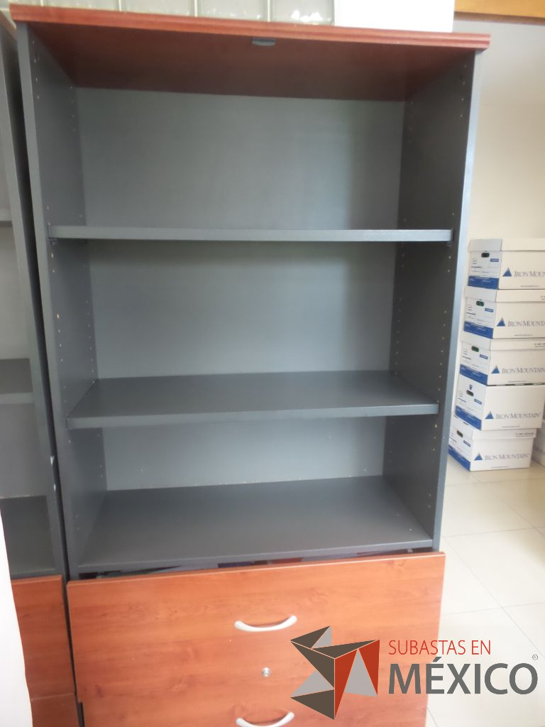 Lote 106 - 2 Libreros con dos cajones de madera y tres divisiones metálicas - Imagen 2