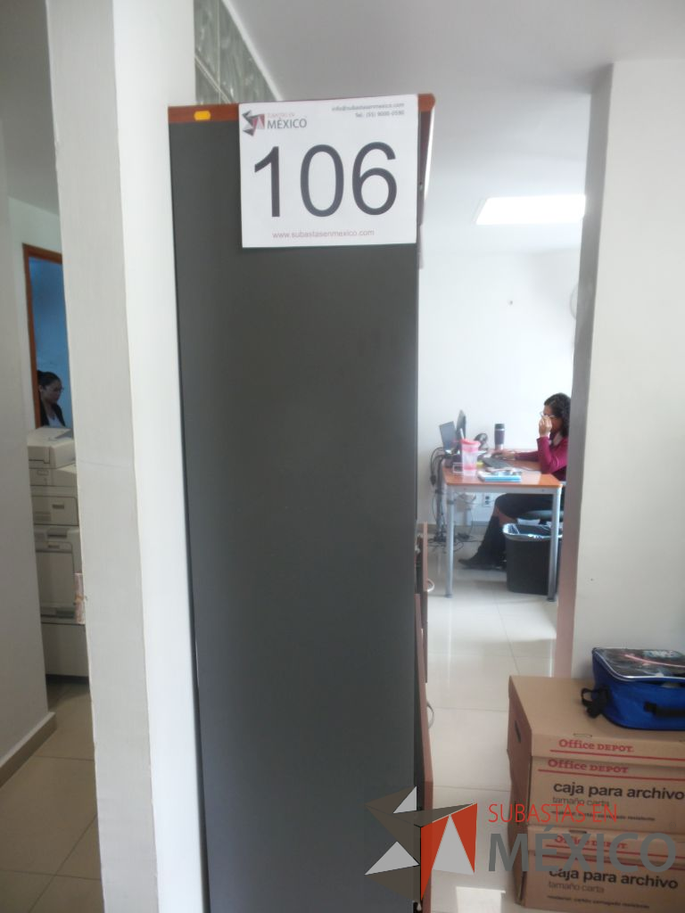 Lote 106 - 2 Libreros con dos cajones de madera y tres divisiones metálicas - Imagen 4