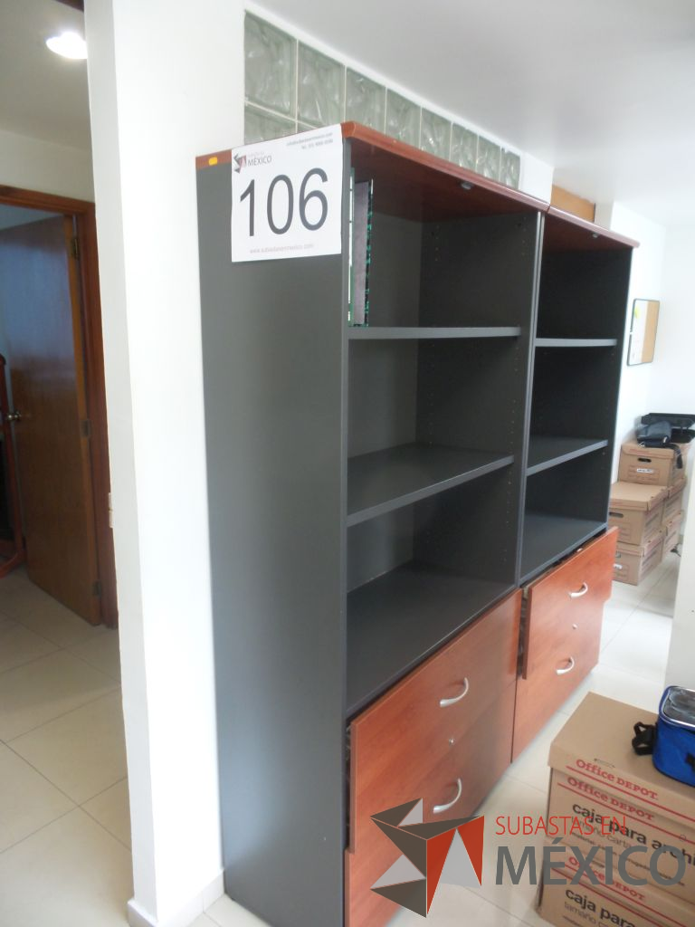 Lote 106 - 2 Libreros con dos cajones de madera y tres divisiones metálicas - Imagen 5