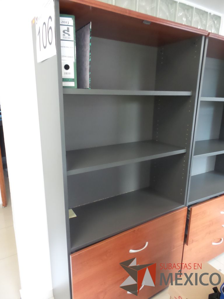 Lote 106 - 2 Libreros con dos cajones de madera y tres divisiones metálicas - Imagen 6