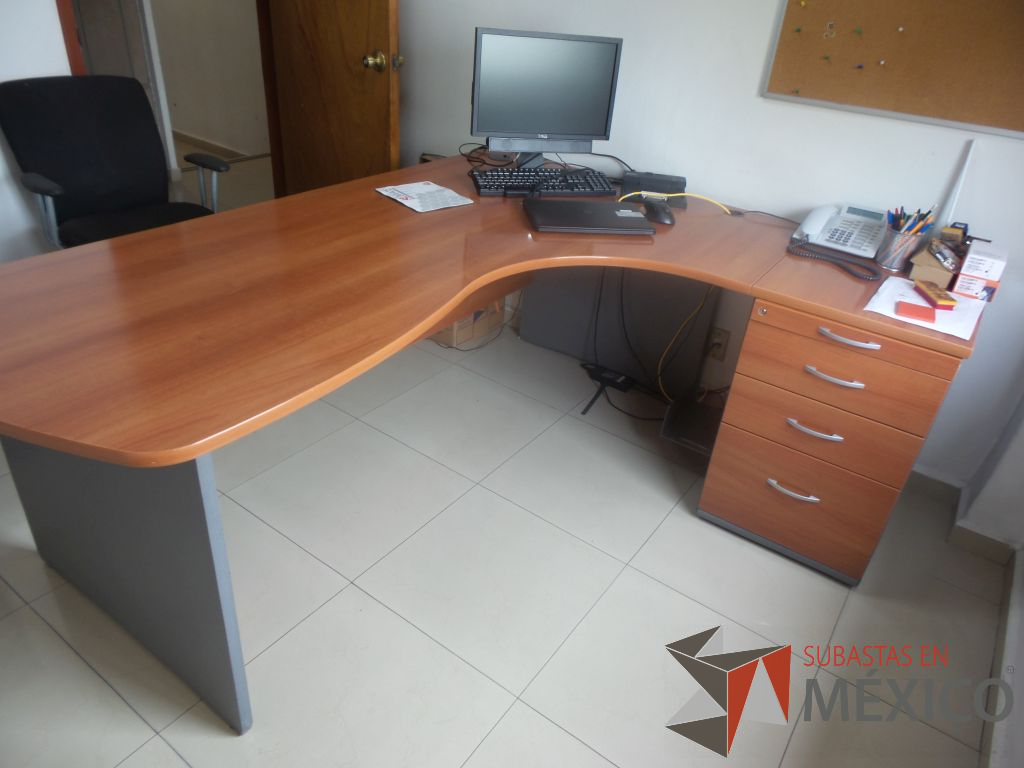 Lote 114 - Escritorio de dirección en L con archivero vertical de 4 cajones