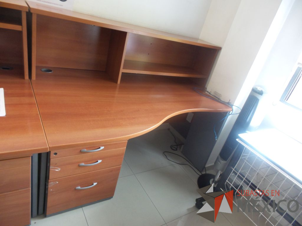 Lote 024 - 6 Escritorios de madera en L con librero y archivero vertical de 3 cajones