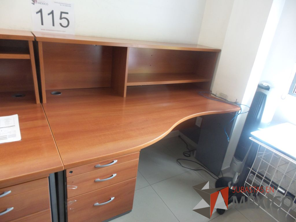 Lote 024 - 6 Escritorios de madera en L con librero y archivero vertical de 3 cajones - Imagen 4