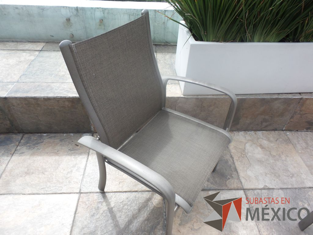Lote 065 - 14 Sillas de metal para jardín con asiento y respaldo de tela - Imagen 2