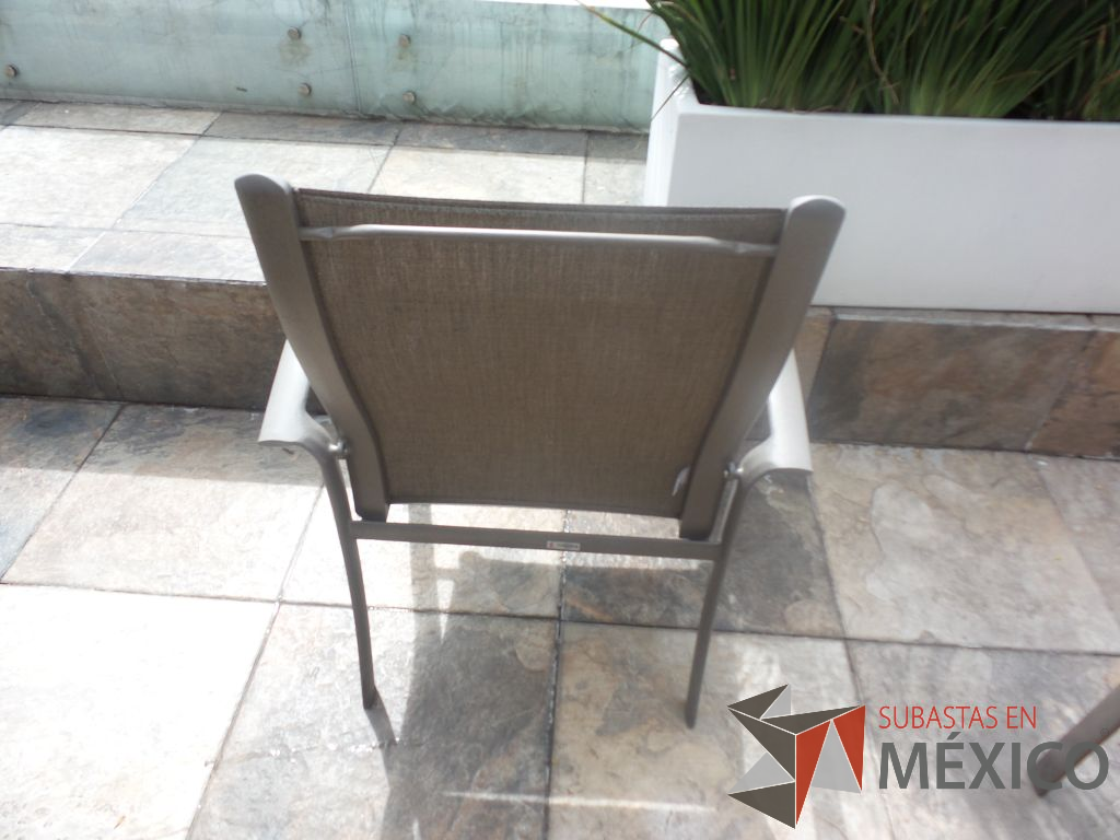 Lote 065 - 14 Sillas de metal para jardín con asiento y respaldo de tela - Imagen 4