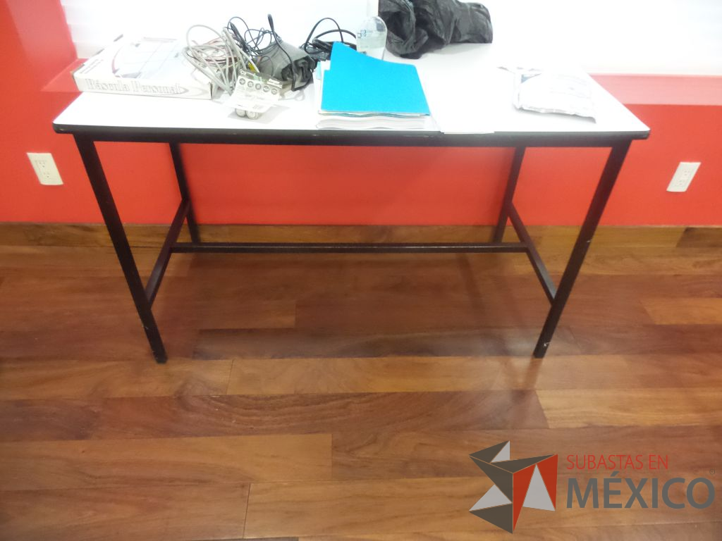 Lote 122 - Mesa de trabajo, mueble para tv y dos muebles tipo podium - Imagen 2