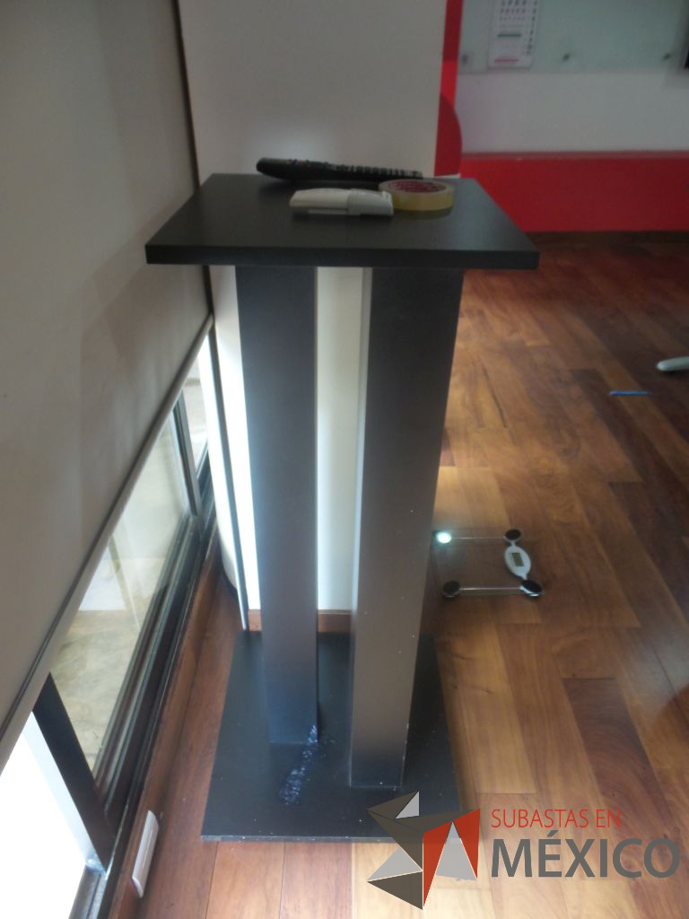 Lote 122 - Mesa de trabajo, mueble para tv y dos muebles tipo podium - Imagen 3