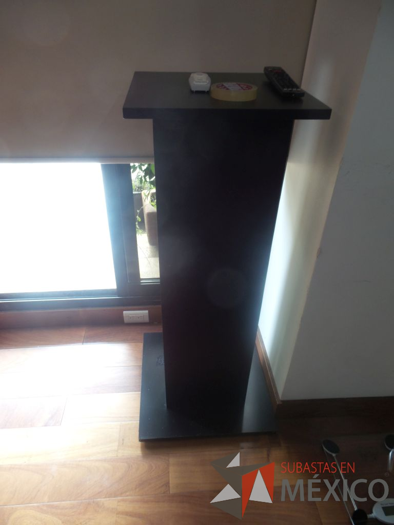 Lote 122 - Mesa de trabajo, mueble para tv y dos muebles tipo podium - Imagen 4