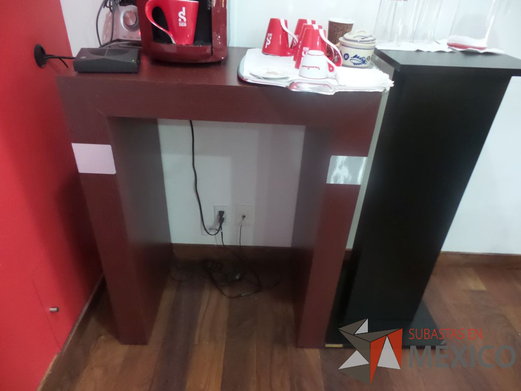 Lote 122 - Mesa de trabajo, mueble para tv y dos muebles tipo podium