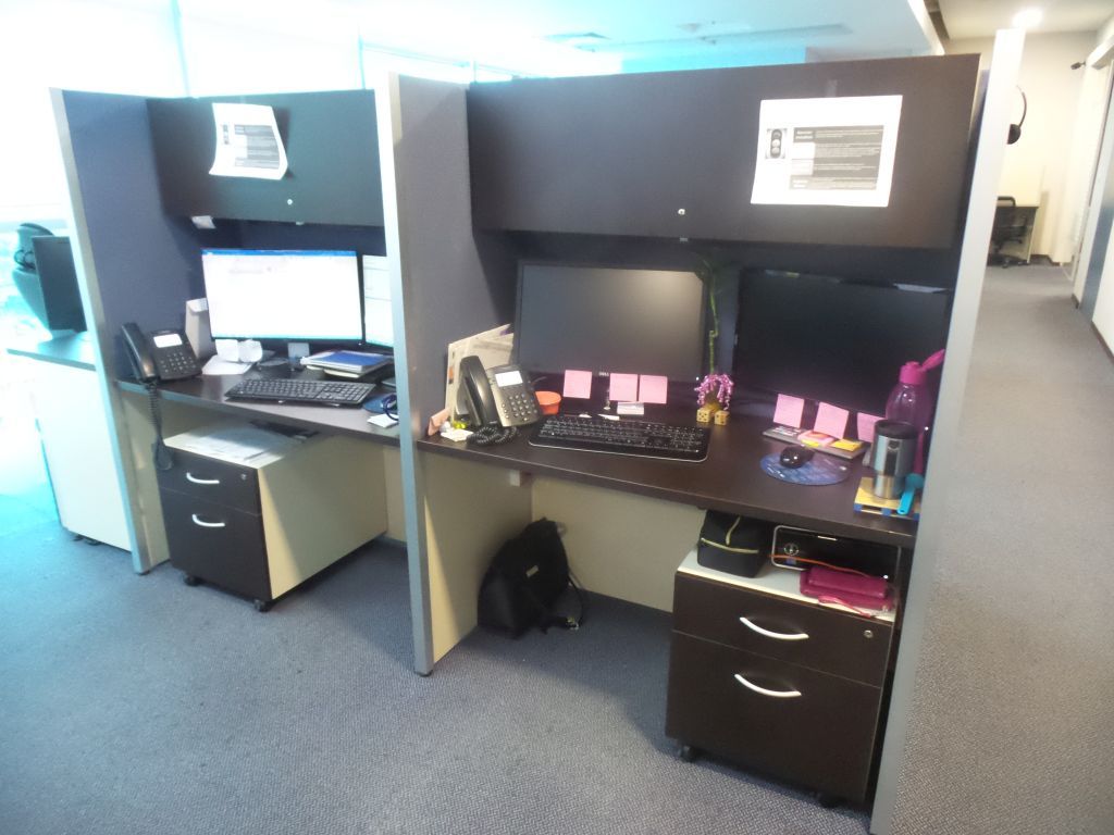 Lote 012 - Estación de trabajo para 4 personas con Archivero y gabinete de pedestal - Imagen 2