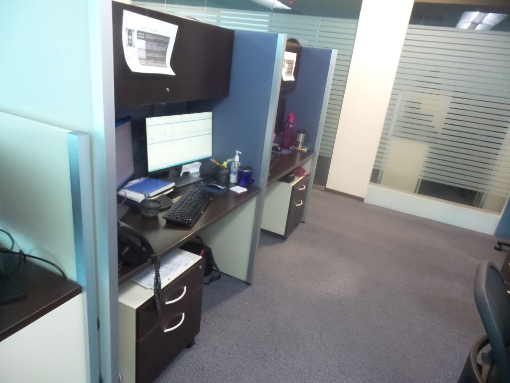 Lote 012 - Estación de trabajo para 4 personas con Archivero y gabinete de pedestal - Imagen 4