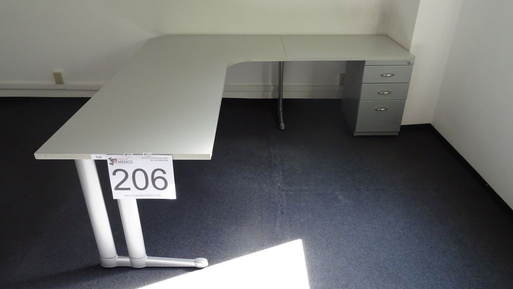 Lote 206 - Escritorio en escuadra color hueso con archivero de pedestal