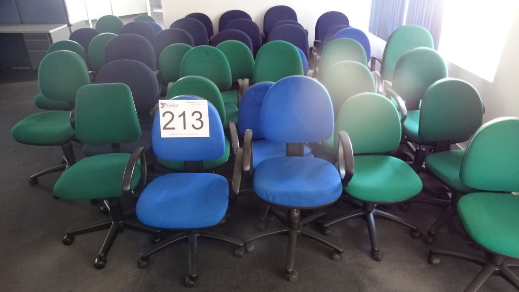 Lote 213 - 55 Sillas de diferentes tipos, en tela, operativas y secretariales - Imagen 2