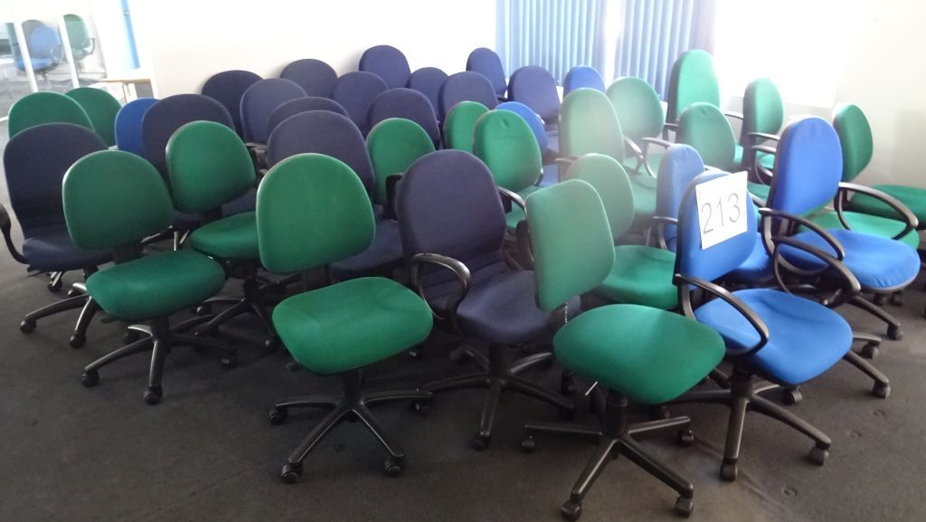 Lote 213 - 55 Sillas de diferentes tipos, en tela, operativas y secretariales - Imagen 3