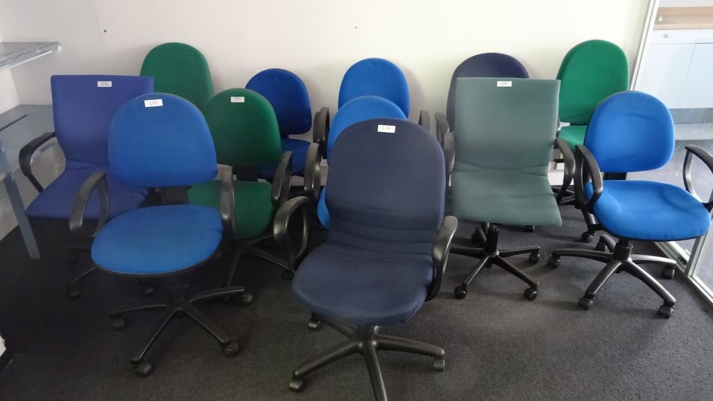 Lote 213 - 55 Sillas de diferentes tipos, en tela, operativas y secretariales