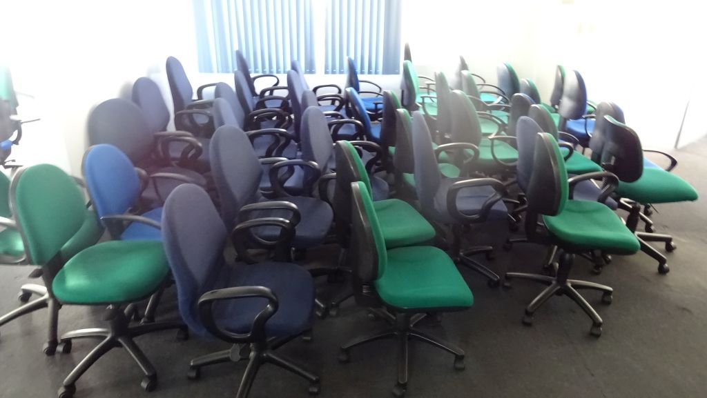 Lote 213 - 55 Sillas de diferentes tipos, en tela, operativas y secretariales - Imagen 4