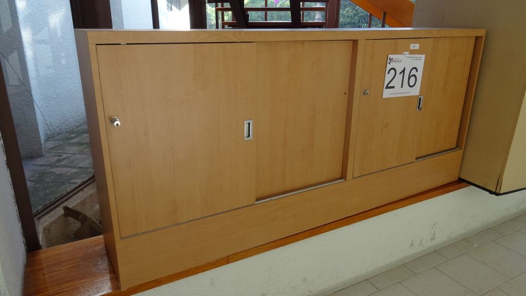 Lote 216 - Gabinete color café con 4 puertas corredizas - Imagen 3