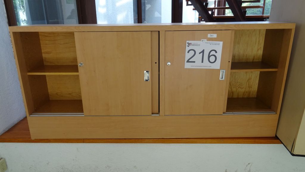 Lote 216 - Gabinete color café con 4 puertas corredizas