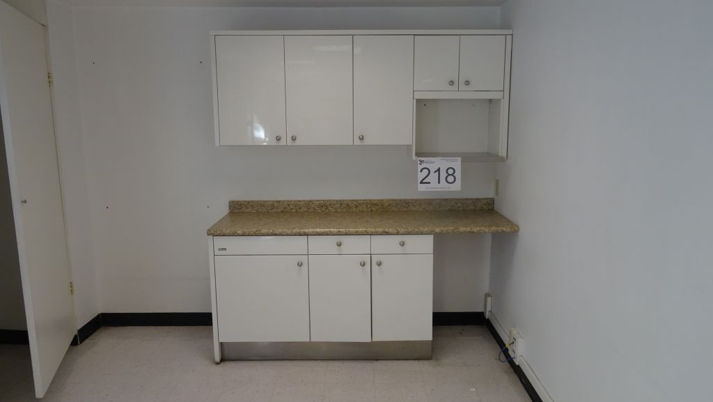 Lote 218 - Cocina con gabinetes, espacio para frigobar, y alacenas - Imagen 2