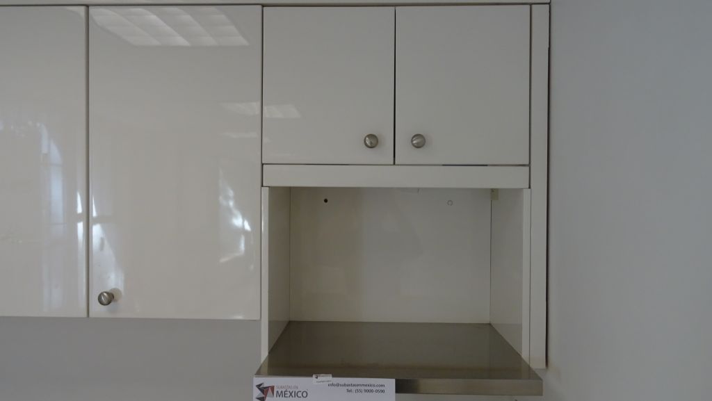 Lote 218 - Cocina con gabinetes, espacio para frigobar, y alacenas - Imagen 4