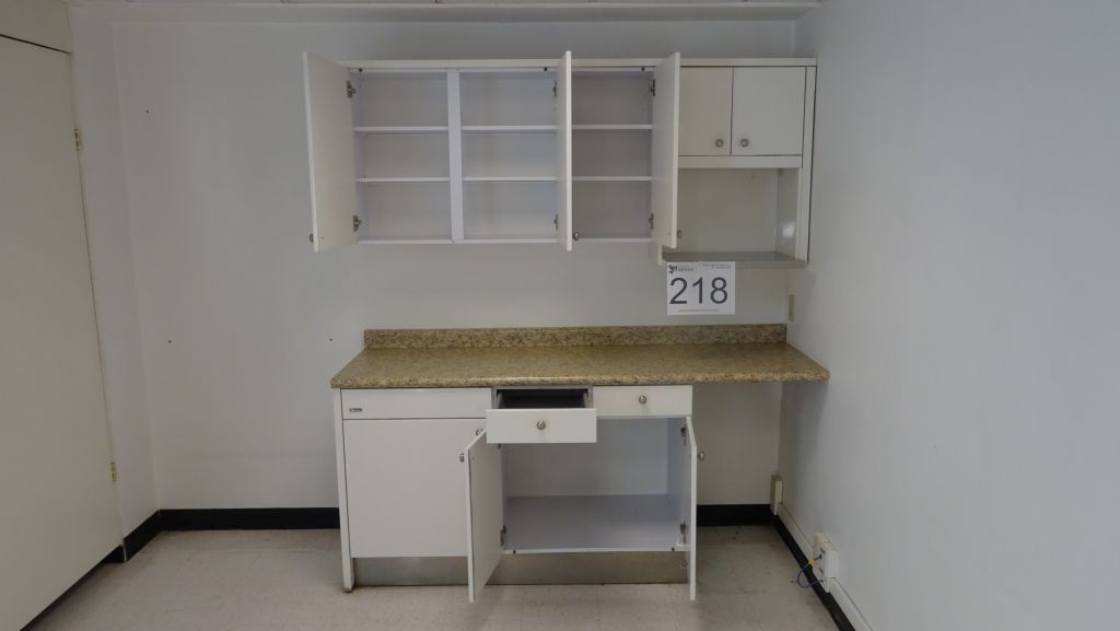 Lote 218 - Cocina con gabinetes, espacio para frigobar, y alacenas