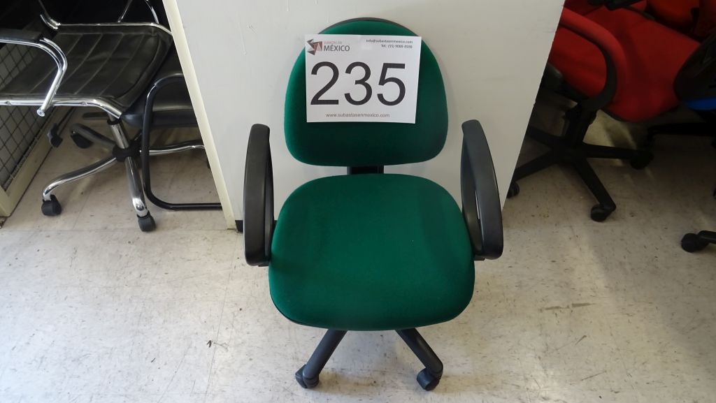 Lote 235 - 40 Sillas operativas en tela color verde con descansa brazos y rodajas