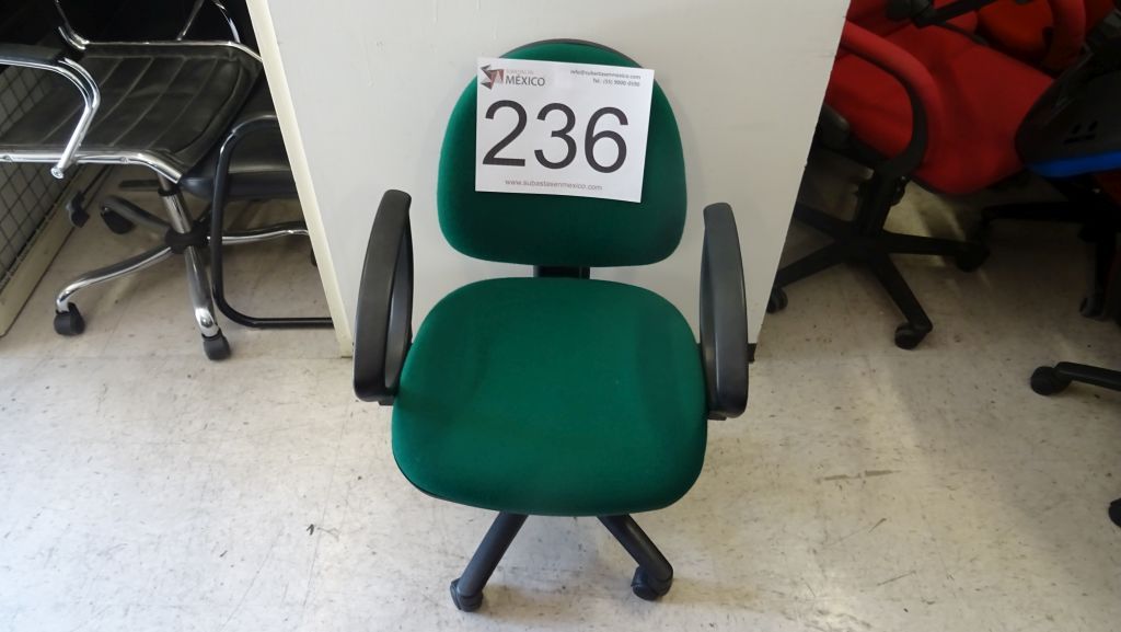 Lote 236 - 40 Sillas operativas en tela color verde con descansa brazos y rodajas - Imagen 3