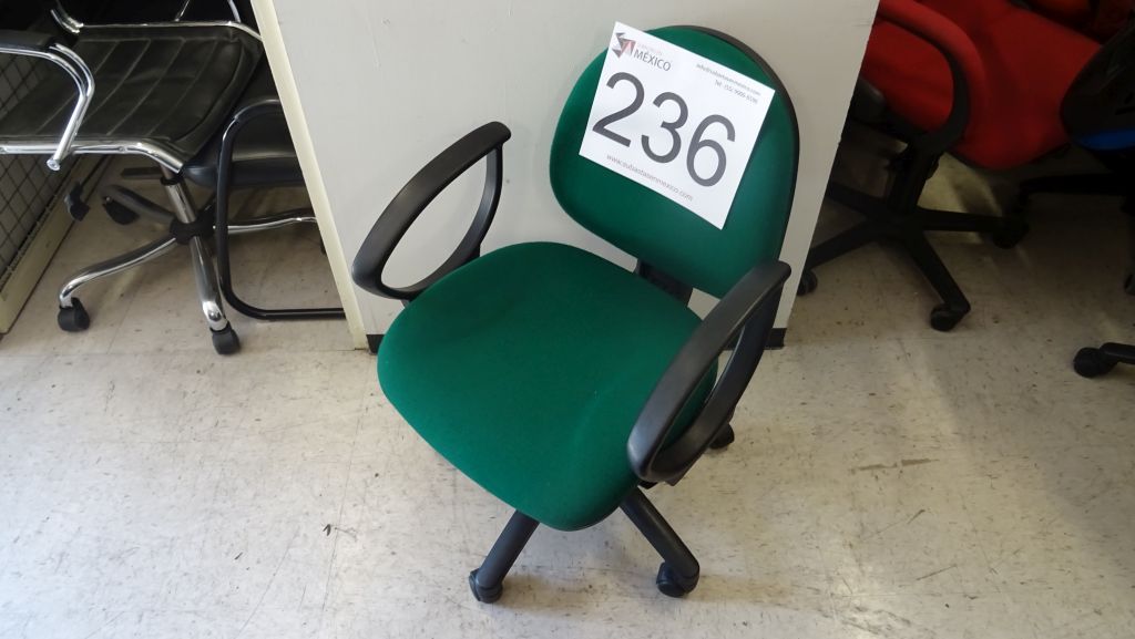 Lote 236 - 40 Sillas operativas en tela color verde con descansa brazos y rodajas
