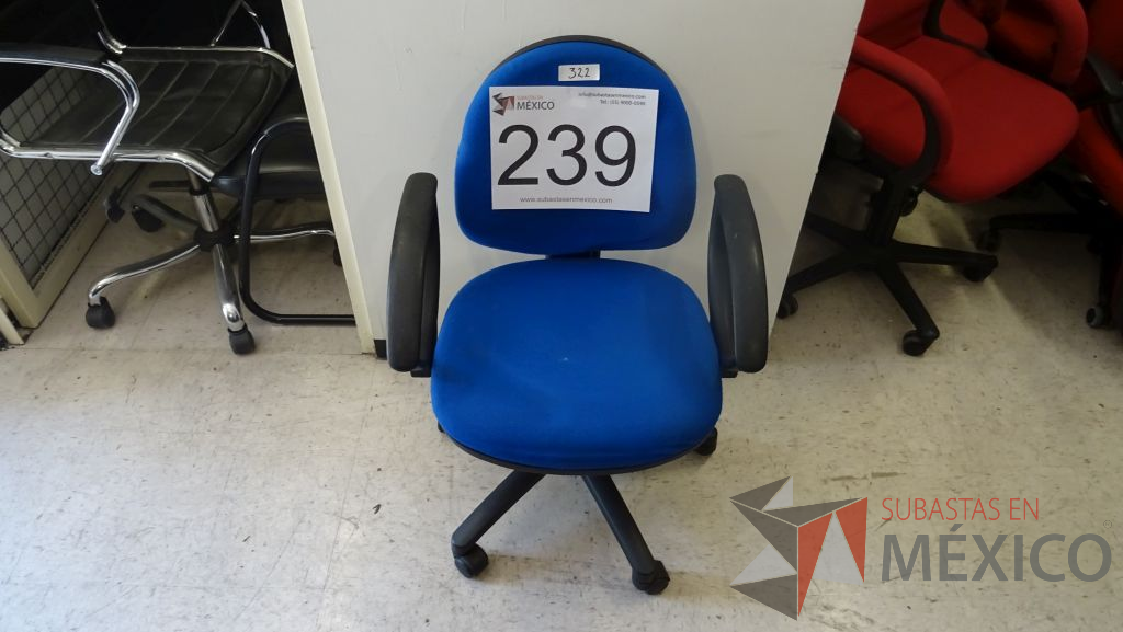 Lote 239 - 40 Sillas operativas en tela color azul rey con descansa brazos y rodajas - Imagen 2