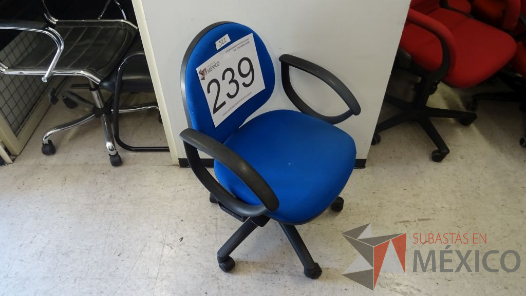 Lote 239 - 40 Sillas operativas en tela color azul rey con descansa brazos y rodajas - Imagen 3