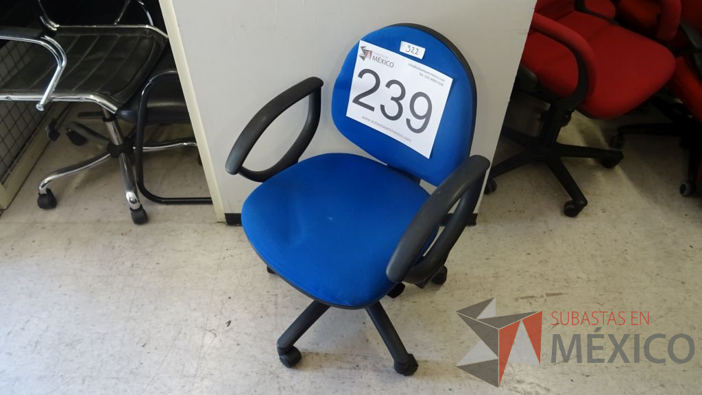 Lote 239 - 40 Sillas operativas en tela color azul rey con descansa brazos y rodajas