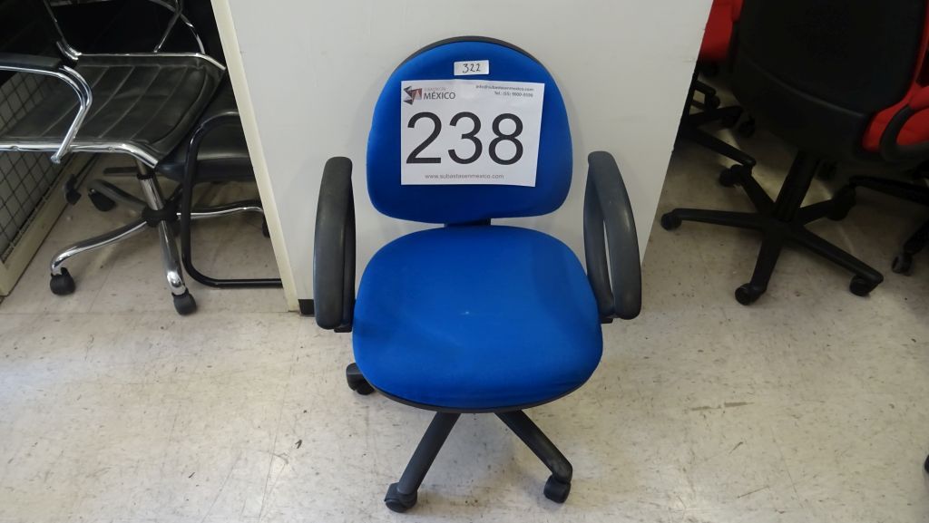 Lote 238 - 40 Sillas operativas en tela color azul rey con descansa brazos y rodajas - Imagen 2