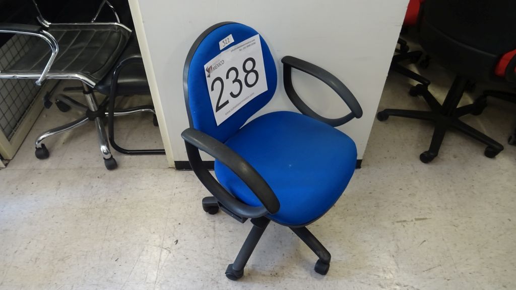 Lote 238 - 40 Sillas operativas en tela color azul rey con descansa brazos y rodajas