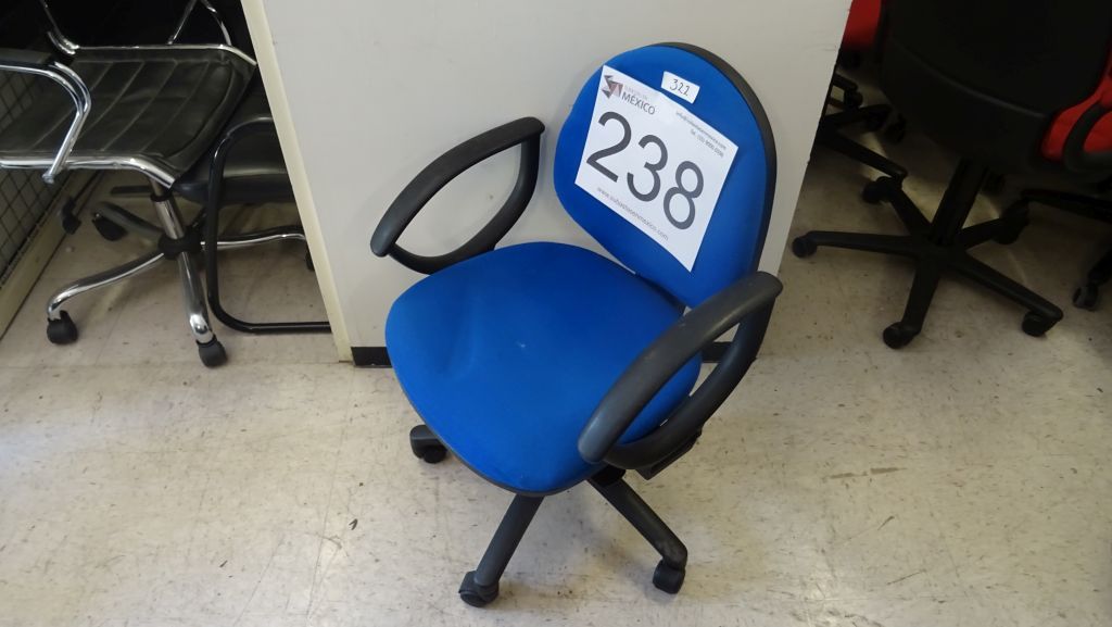 Lote 238 - 40 Sillas operativas en tela color azul rey con descansa brazos y rodajas - Imagen 3