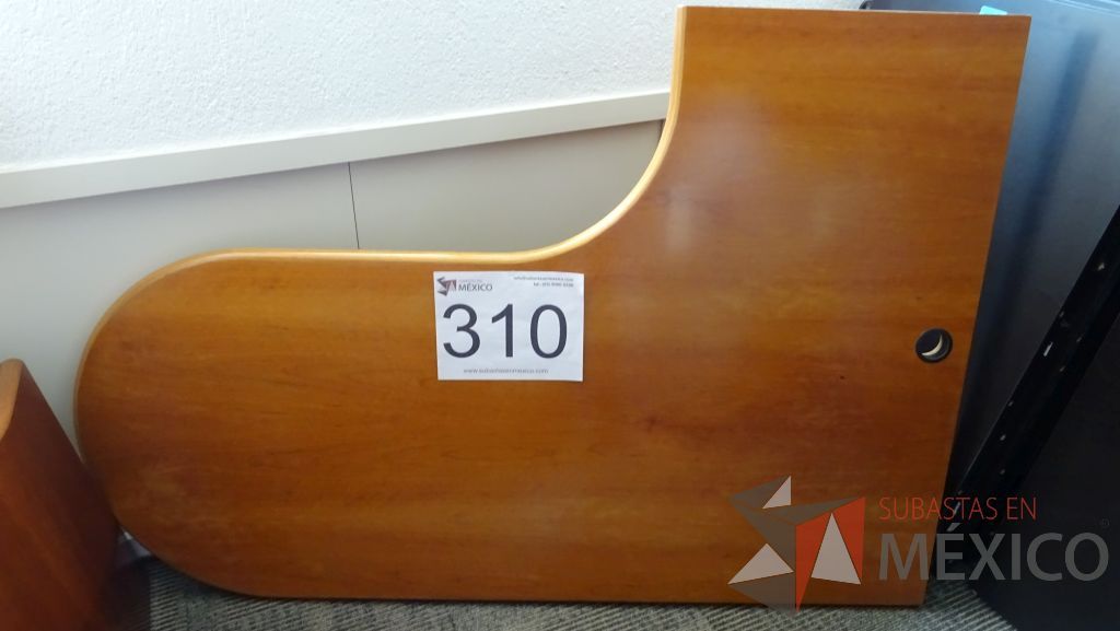 Lote 123 - 9 Escritorios de madera desarmados que se complementan de cubiertas, soportes y archiveros de tres cajones