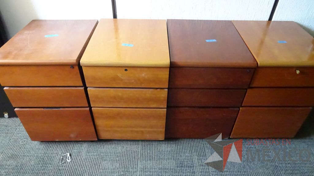 Lote 123 - 9 Escritorios de madera desarmados que se complementan de cubiertas, soportes y archiveros de tres cajones - Imagen 7