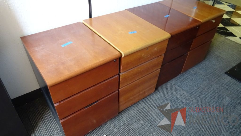 Lote 123 - 9 Escritorios de madera desarmados que se complementan de cubiertas, soportes y archiveros de tres cajones - Imagen 8