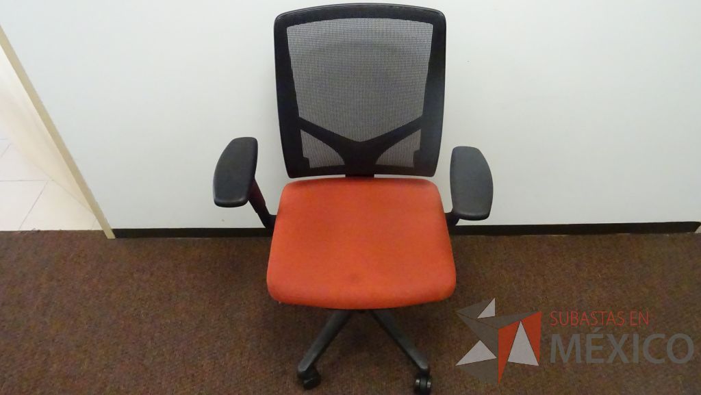 Lote 002 - 5 Sillas operativas con asiento en color naranja, descansa brazos y ruedas - Imagen 5