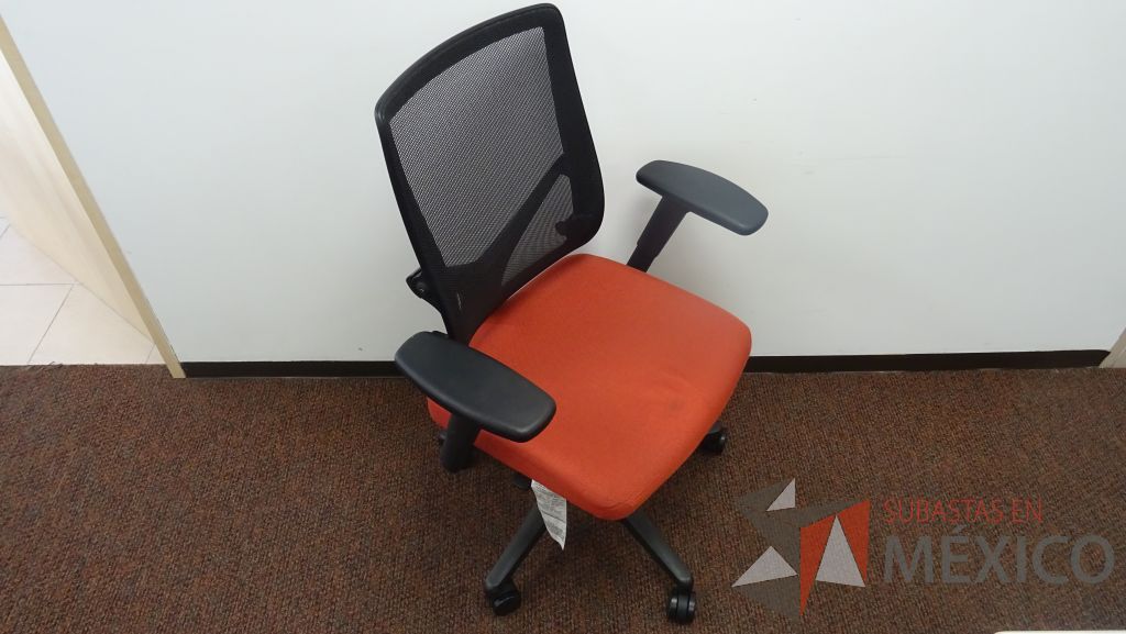 Lote 002 - 5 Sillas operativas con asiento en color naranja, descansa brazos y ruedas