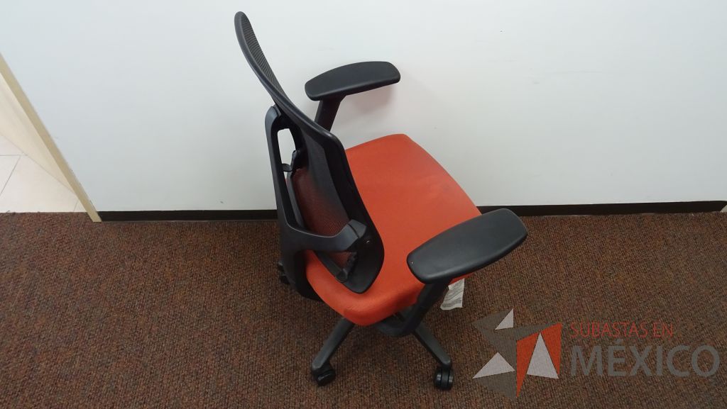Lote 002 - 5 Sillas operativas con asiento en color naranja, descansa brazos y ruedas - Imagen 4