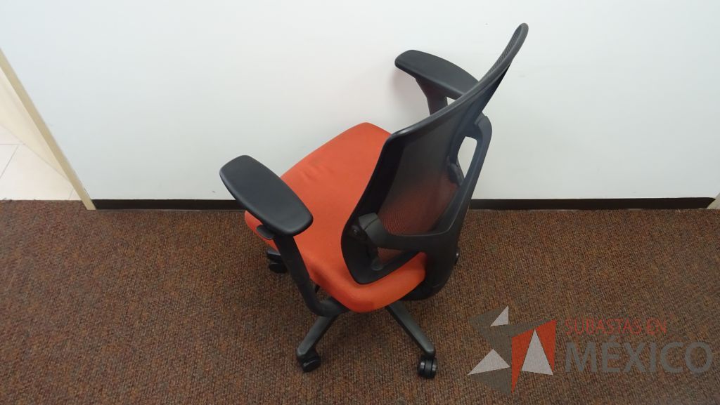 Lote 002 - 5 Sillas operativas con asiento en color naranja, descansa brazos y ruedas - Imagen 3