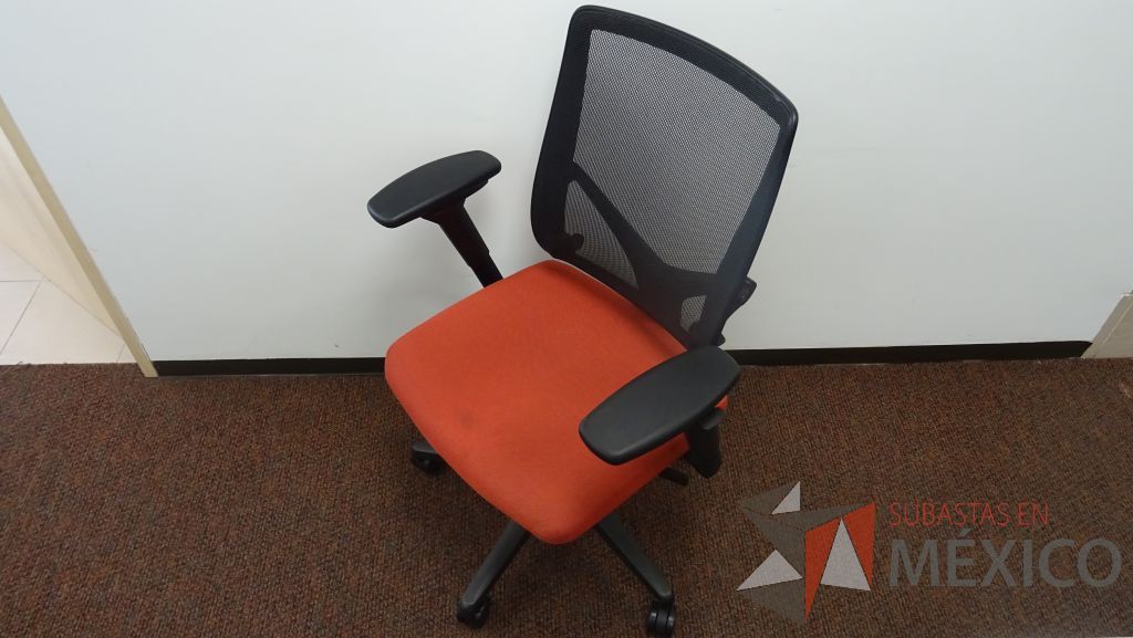 Lote 002 - 5 Sillas operativas con asiento en color naranja, descansa brazos y ruedas - Imagen 2