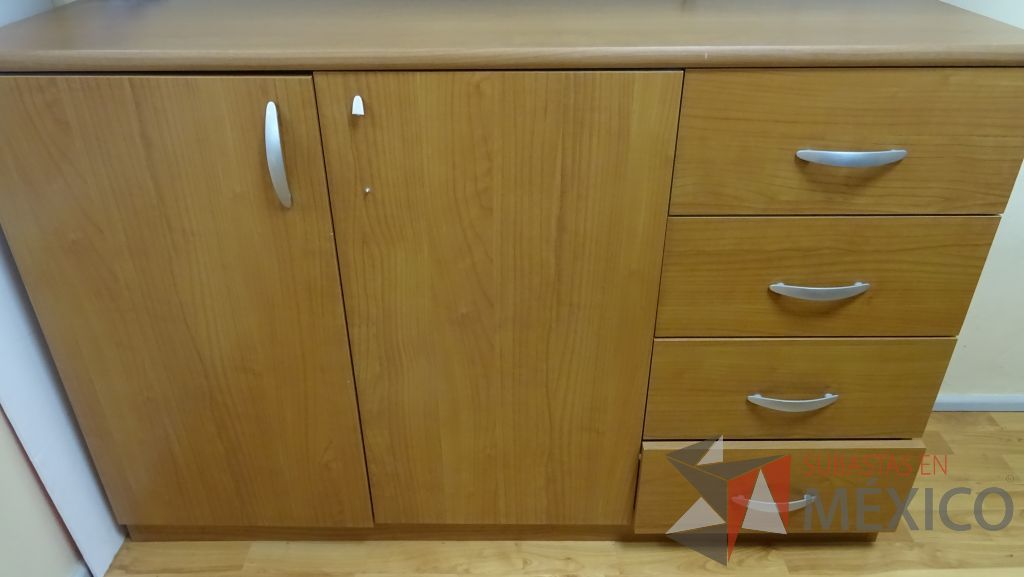 Lote 018 - Escritorio con archivero y credenza - Imagen 4